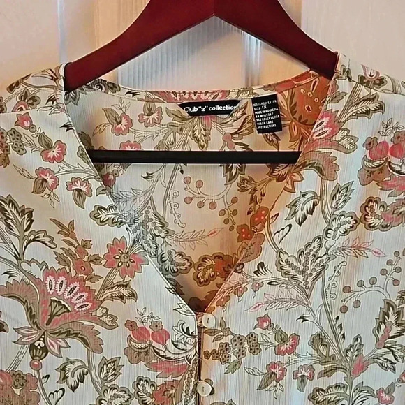 Club Z Collection Beige Floral Plus Size Top 1X - Picture 2 of 6